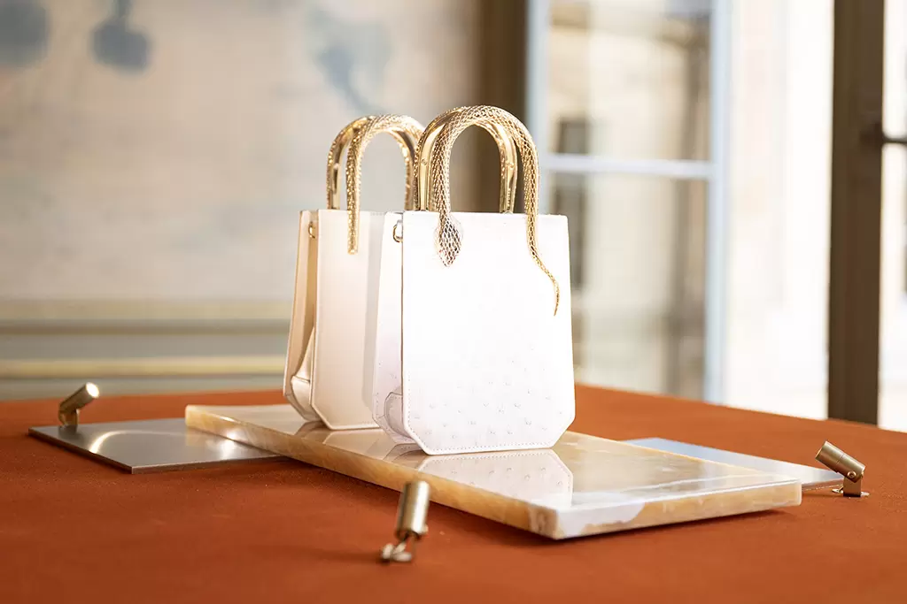 Bulgari apresenta a coleção Spring Summer '24 de acessórios e artigos de couro
