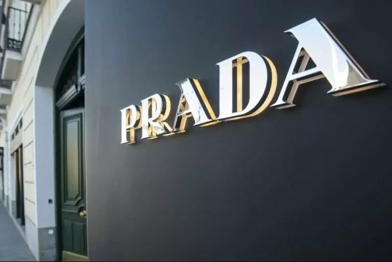 Entenda o impacto de possível aquisição da Versace pela Prada para o mercado de luxo no Brasil