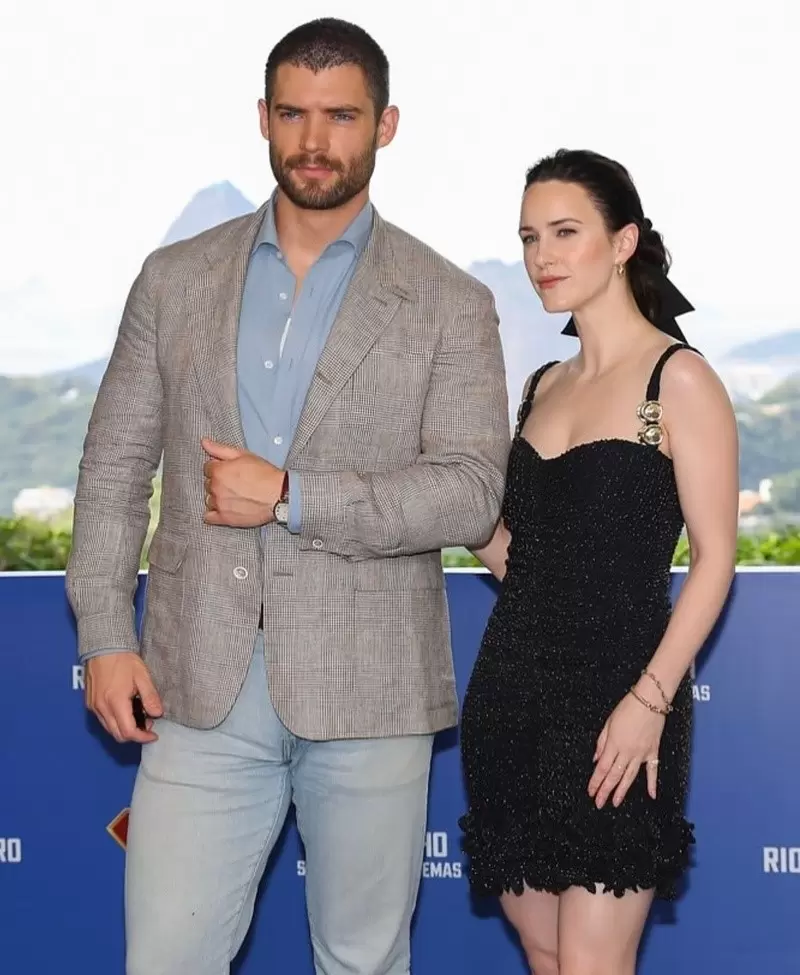 Rachel Brosnahan usa PatBO em coletiva de imprensa de Superman no Rio de Janeiro