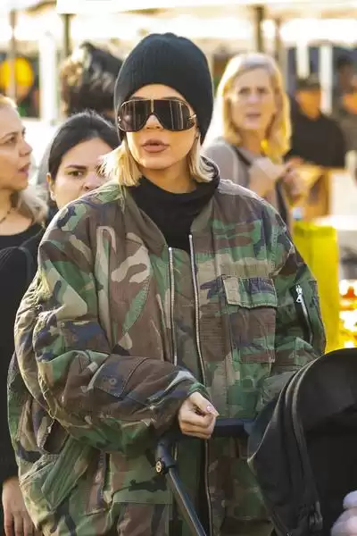 Khloe Kardashian usa óculos Carrera em LA