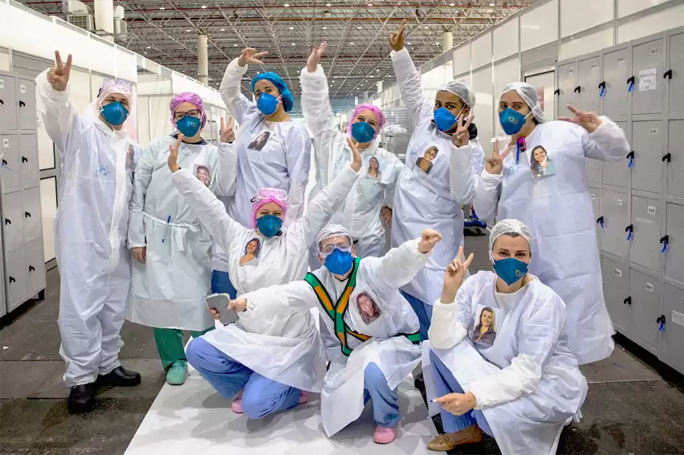 Profissionais da saúde imprimem fotos e colam nos uniformes em tratamento contra a Covid-19
